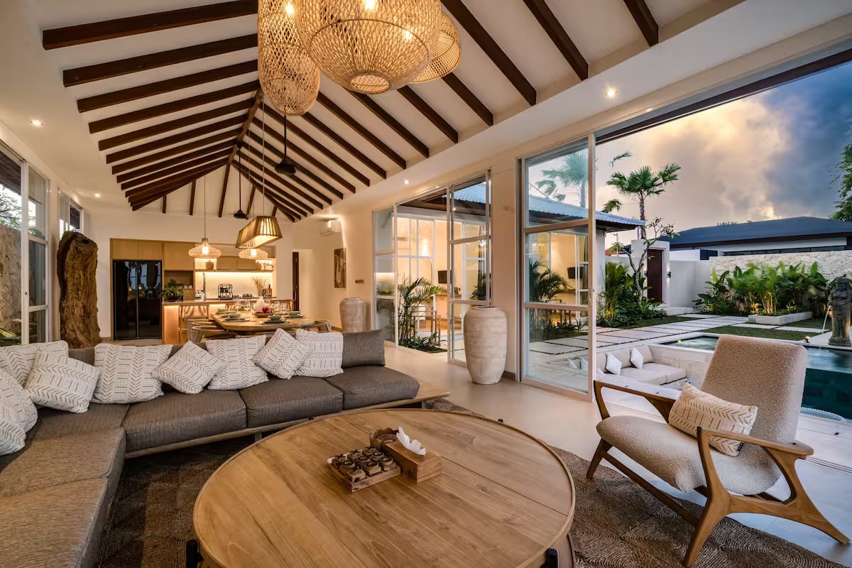 Villa Caroline à Bali : salon sous charpente en bois, ouvert sur le jardin et la piscine